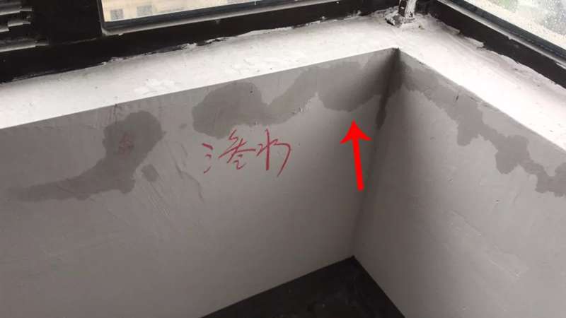 装修知识贴——这几天的暴雨，让窗框周边都现了“原形”~